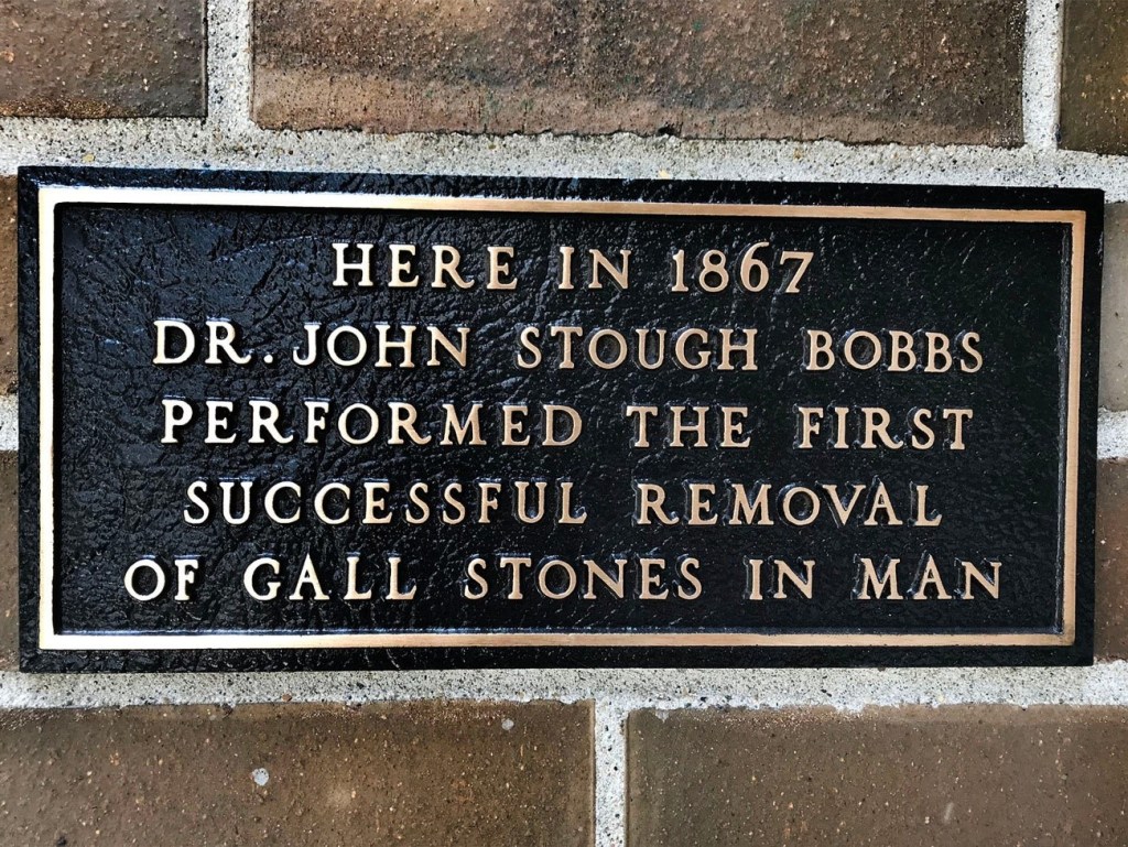 Placa que recorda la primera intervenció sobre la bufeta biliar a Indianàpolis