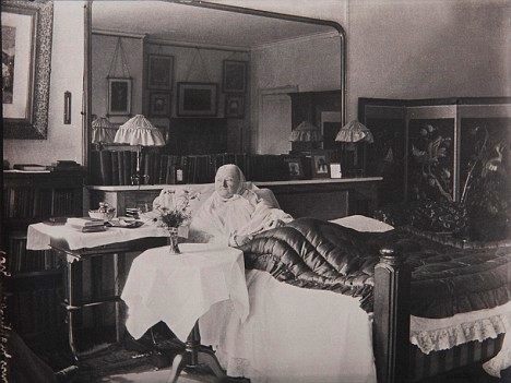 Florence Nightingale ajaguda al llit