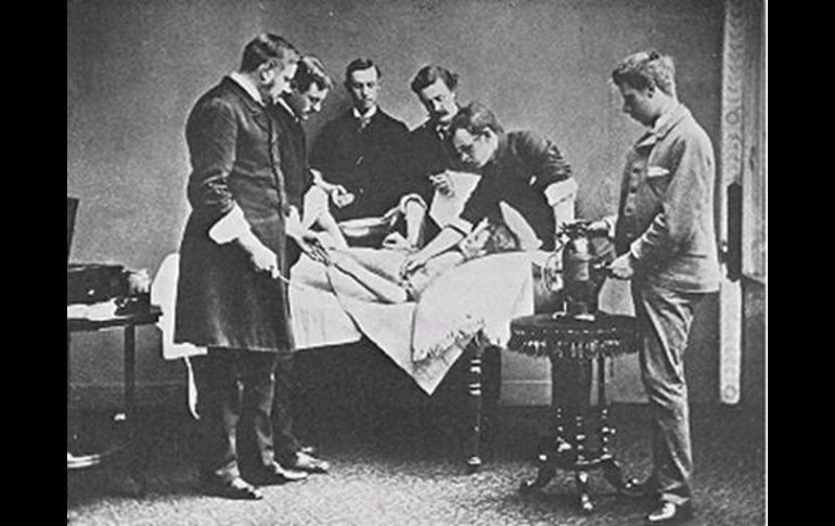Els cirurgians operen en roba de carrer a finals del segle XIX