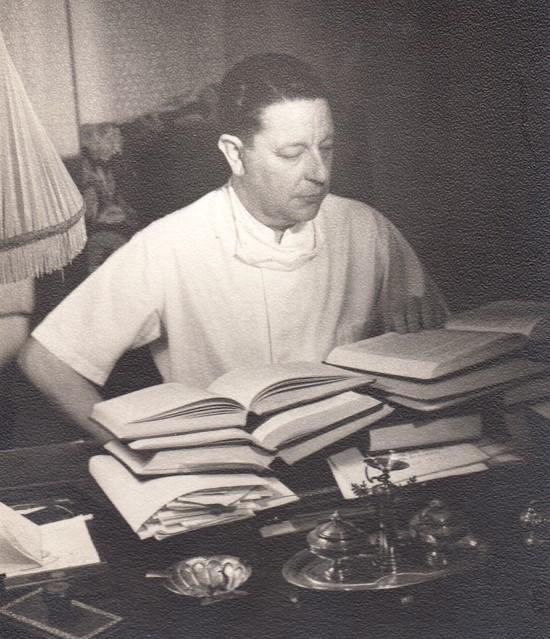 Dr. Soler-Roig estudiant un cas