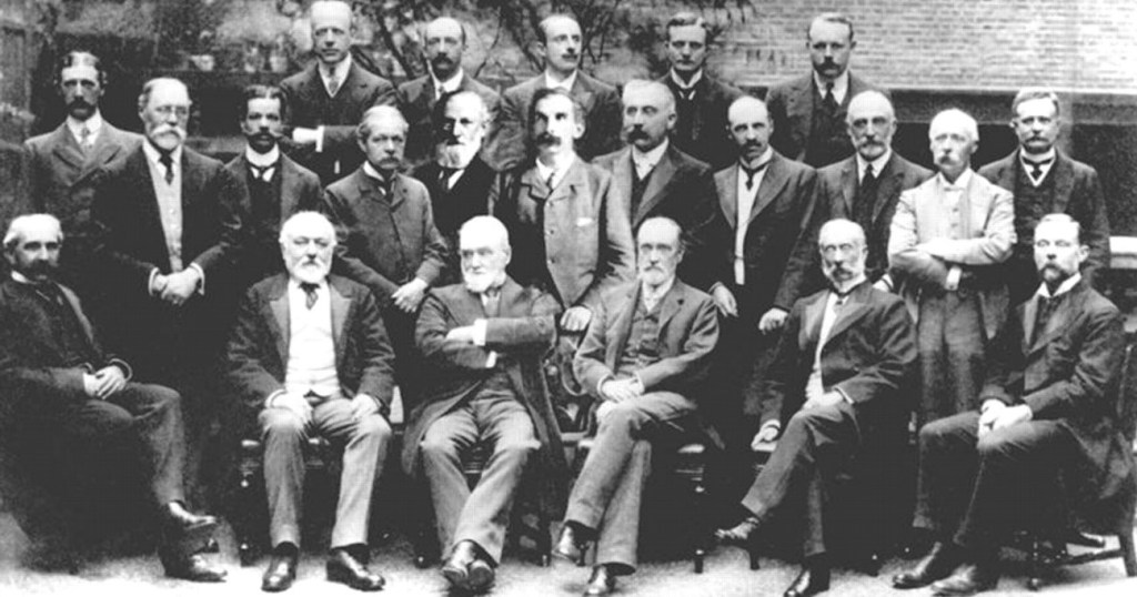 Personal de l'hospital de Neurologia i Neurocirurgia el 1906. Horsley està en el centre de la imatge.