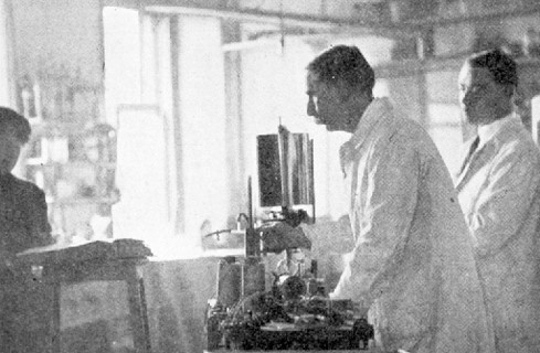 Horsley en el seu laboratori experimental a l'University College Hospital, el 1913.