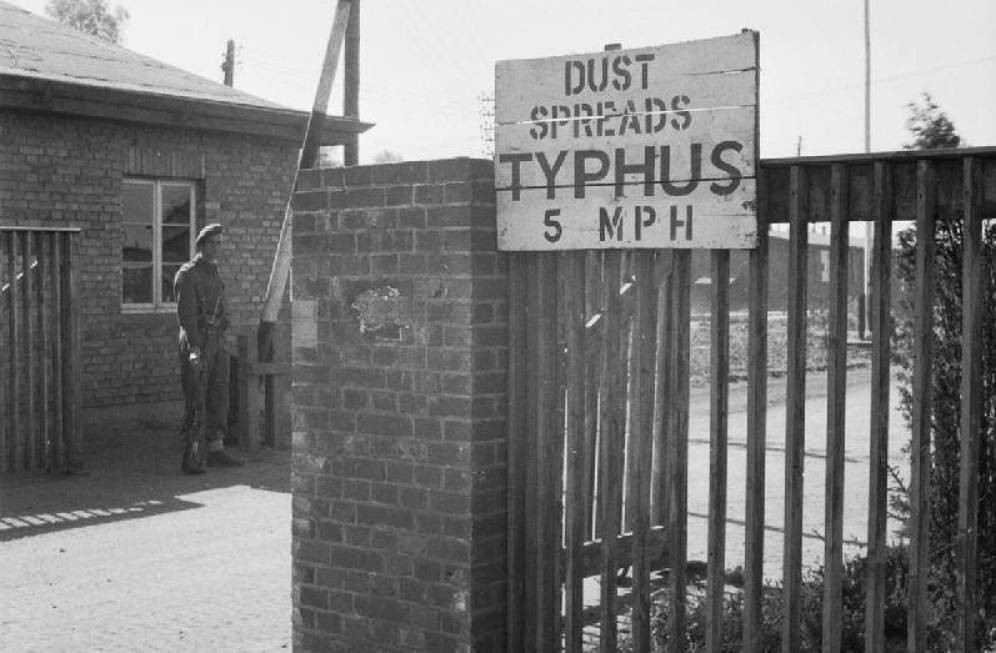Cartell advertint del risc de tifus añ Camp de Concentració de Bergen-Belsen, 1945