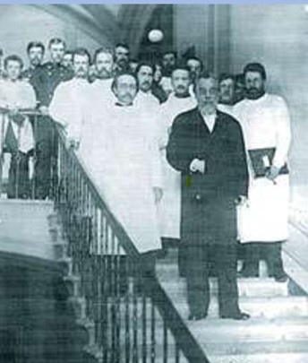 El Dr. Botkin amb un conjunt de col·laboradors i deixebles.