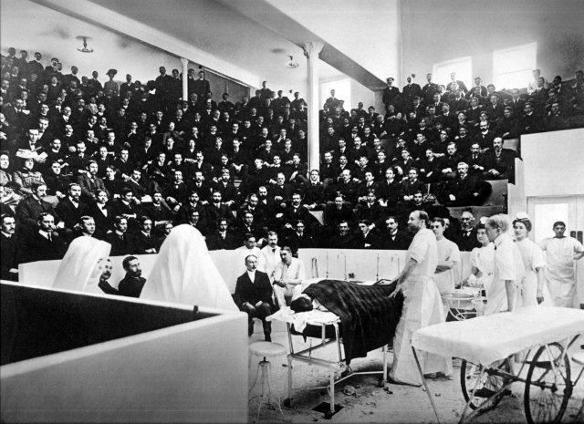 Sessió operatòria pública, en la que està operant el Dr. Murphy.