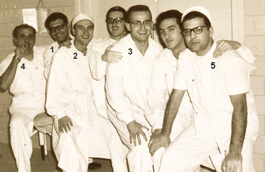 Membres de l'equip de Guàrdia a Urgències del Servei de Cirurgia, entre els quals reconeixem els doctors Sánchez Lloret (1), Visa Miracle (2), Domingo Pech (3), Balius Juli (4) i Pizarroso González (5). Hospital Clínic de Barcelona, anys 1960 (Galeria de Metges Catalans).