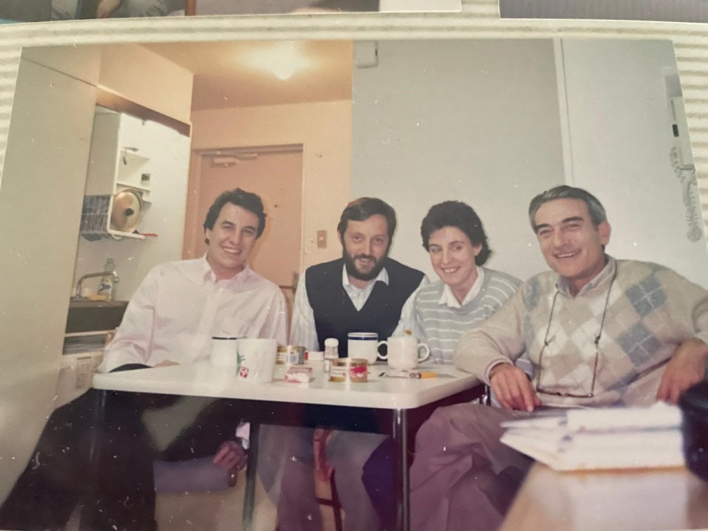 Metges catalans al Japó, Els Dr. Visa (dreta) visita als Drs. Fuster (primer per l’esquerra) i Bruix (segon per l'esquerra), que estan fent una estada formativa al Japó.