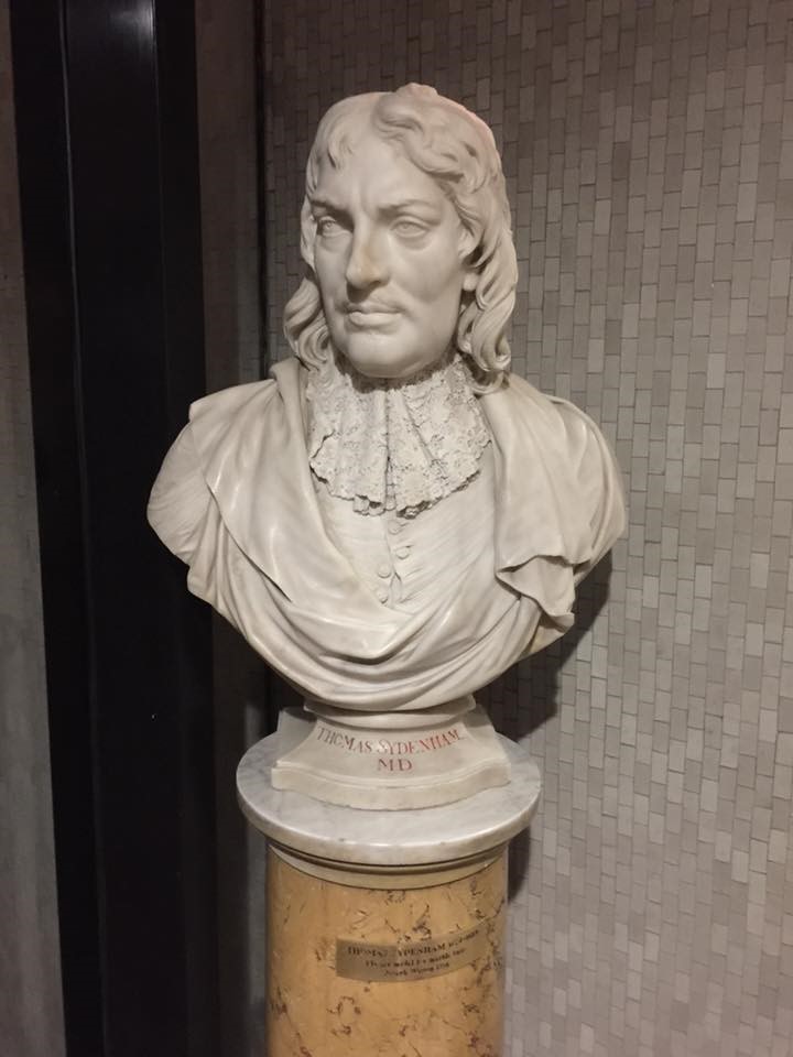 Bust en marbre de Thomas Sydenham exposat en el Royal College of Surgeons de Londres.