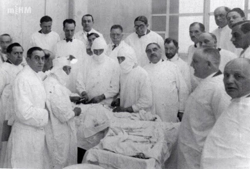 Els Drs. Trueta i Corachan operant davant un grup de cirurgians (Barcelona, anys 30). 
Fotografia del Museu d'Història de la Medicina