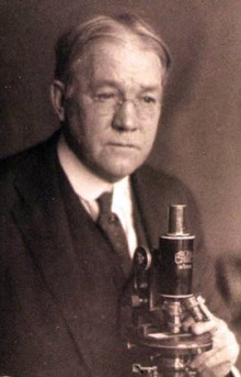 Joseph Colt Bloodgood amb el seu microscopi, que utilitzà intensament durant molts anys.