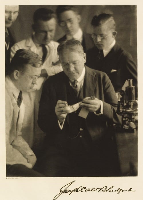 El Dr. Bloodgood amb estudiants.