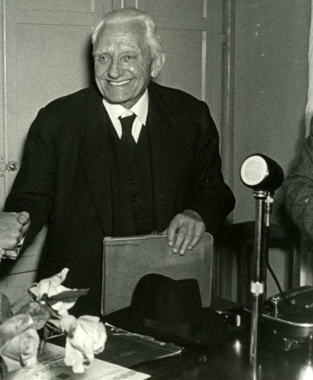 El doctor Alexandre Frias, acomiadant-se després d'intervenir en una programa radiofònic. Reus, c. 1950