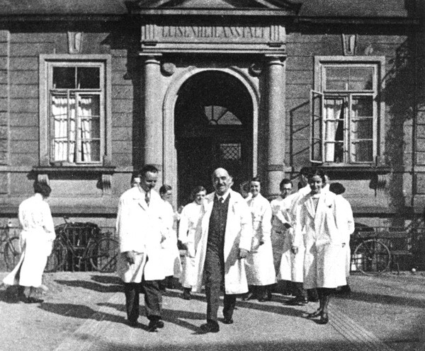 El professor Moro sortint amb col·laboradors de la Facultat de Medicina d'Heidelberg