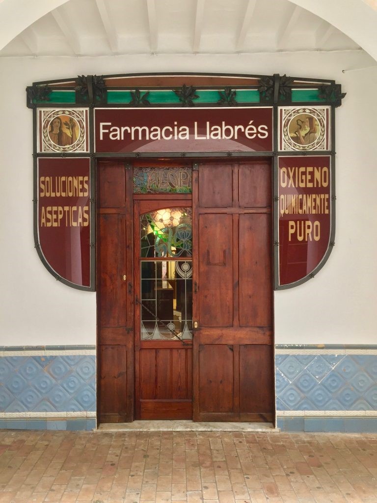 Porta modernista de la Farmàcia Llabrés a Ciutadella