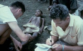 Els Drs. Gajdusek (esq.) i Zigas (dreta) explorant un pacient.