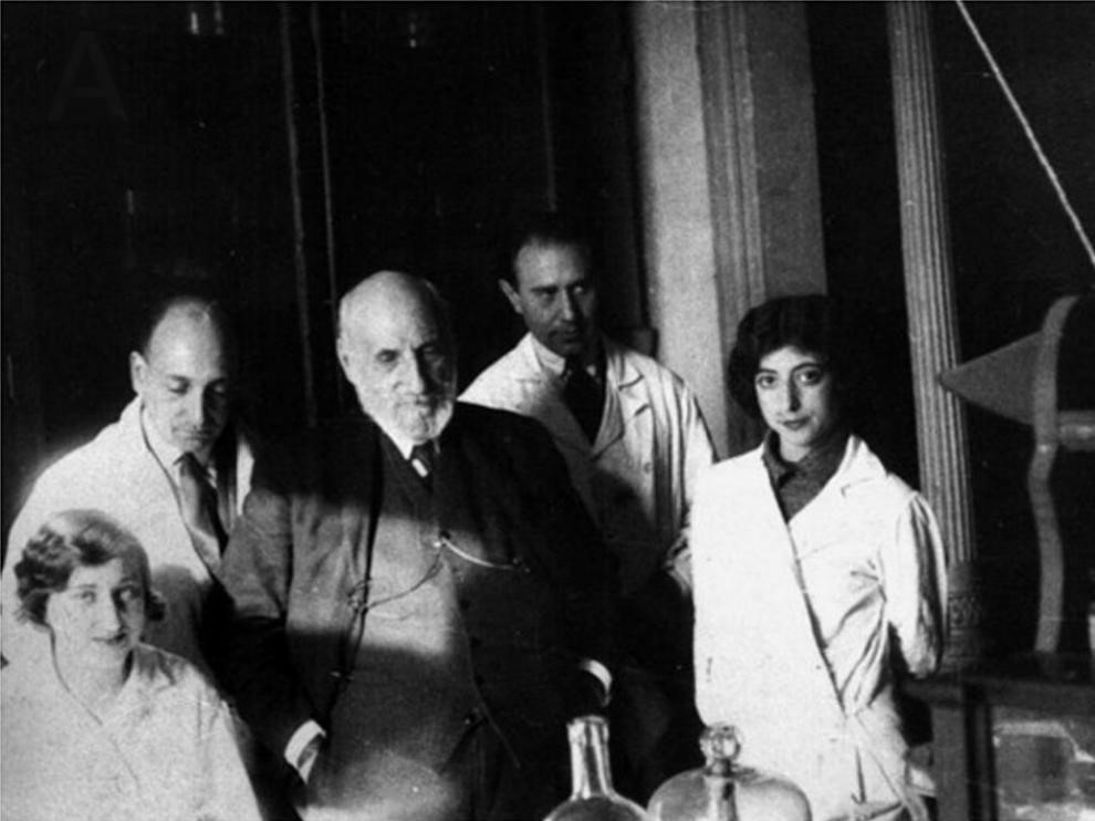 D'esquerra a dreta, Carmen Serra (germana de Manuela), José María Villaverde, Santiago Ramón y Cajal, Fernando de Castro y Enriqueta 'Ketty' Lewy (Arxiu Fernando de Castro).