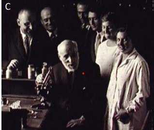 Fotograma de l'única filmació coneguda de Santiago Ramón y Cajal, on se'l pot veure a primera fila (al costat del microscopi) i, a la fila del darrere, Francisco Tello (primer per l'esquerra), Fernando de Castro (tercer per l'esquerra) i Carmen i Manuela Serra (a l'extrem de la dreta de la foto, lleugerament avançada Manuela a la seva germana, gairebé al costat de D. Santiago). Aquesta imatge es va prendre a l'Institut Cajal, a mitjan dècada de 1920