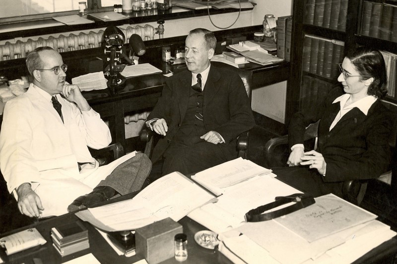 D'esquerra a dreta. El director del Departament d'Anatomia Patològica, Dr. Then Chair, Frank Foote Jr. i Sophie Spitz.