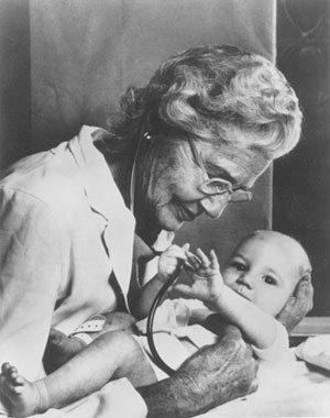 La Dra. Taussig explorant un nen