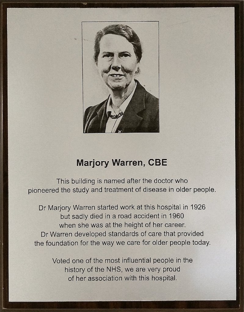 Placa de reconeixement en el West Middlesex Hospital a la Dra. Warren per la seva dedicació a la geriatria