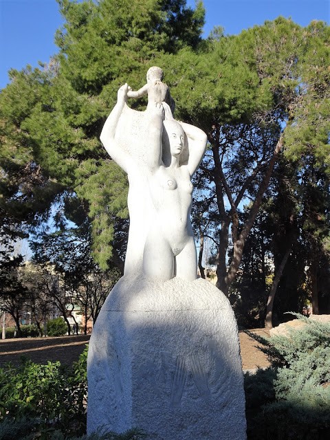 Monument al Dr. Ferran a Tarragona obra de l'escultor Lluís M. Saumells i Panadés