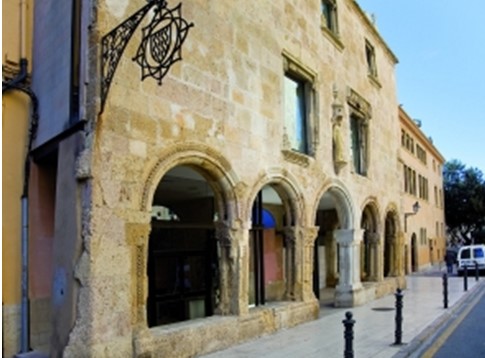 Hospital vell de Sant Pau i Santa Tecla de Tarragona, fundat el 1171, del que només s'ha conservat la façana. Avui és la seu del Consell Comarcal del Tarragonès.