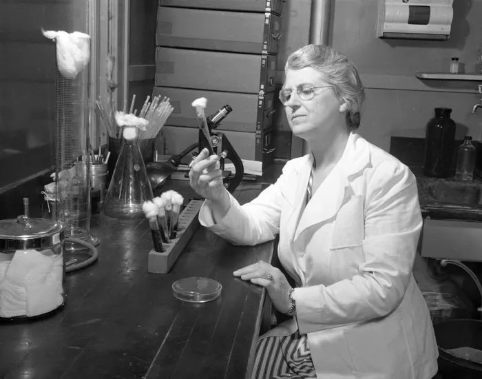 Pearl Kendrick al seu laboratori