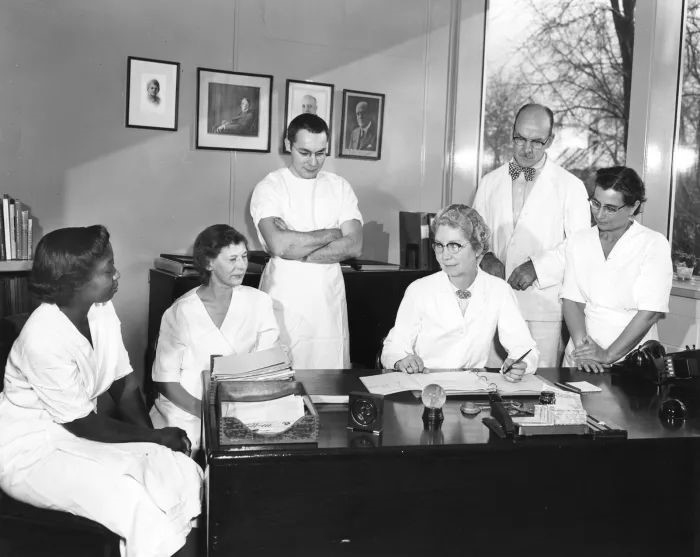 Reunió de treball dirigida per la Dra. Kendrick (segona per l'esquerra) i Grace Eldering (segona per la dreta). 
Loney Gordon és la primera a l'esquerra.