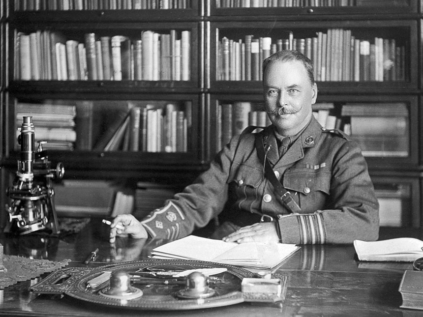 Dr. Ronald Ross amb uniforme militar