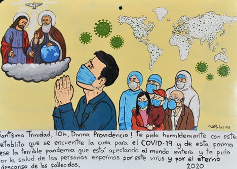 Família que prega a la Santíssima Trinitat pel final de la pandèmia.