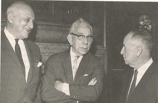 Crohn conversa amigablement amb Oppenheimer (esquerra) i Ginzburg (dreta)