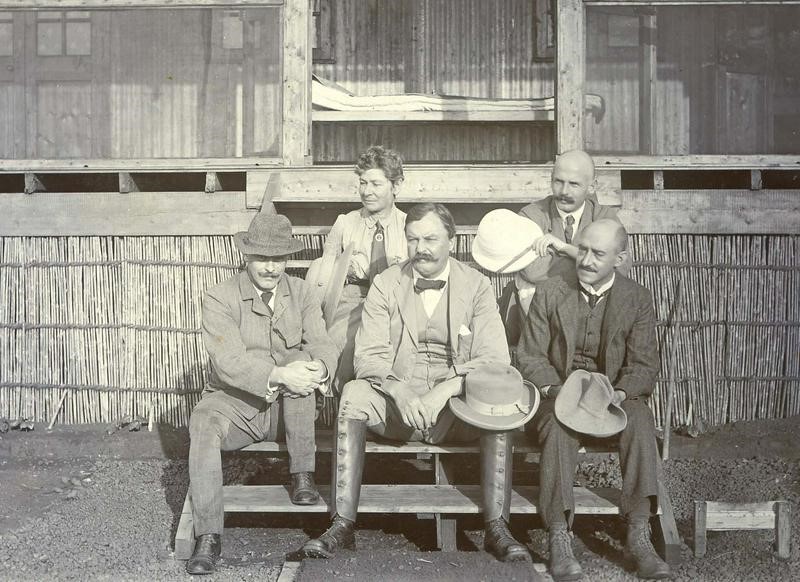 Membres de la comissió de la malaltia de la son: L-R Percival Mackie, Lady Bruce, Sir David Bruce, H. R. Bateman, A. E. Hamerton