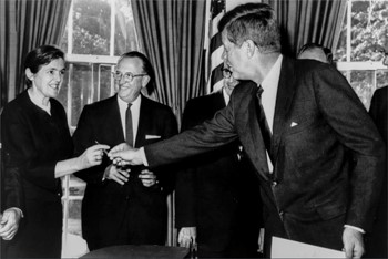 Frances Oldham Kelsey amb el President John F. Kennedy