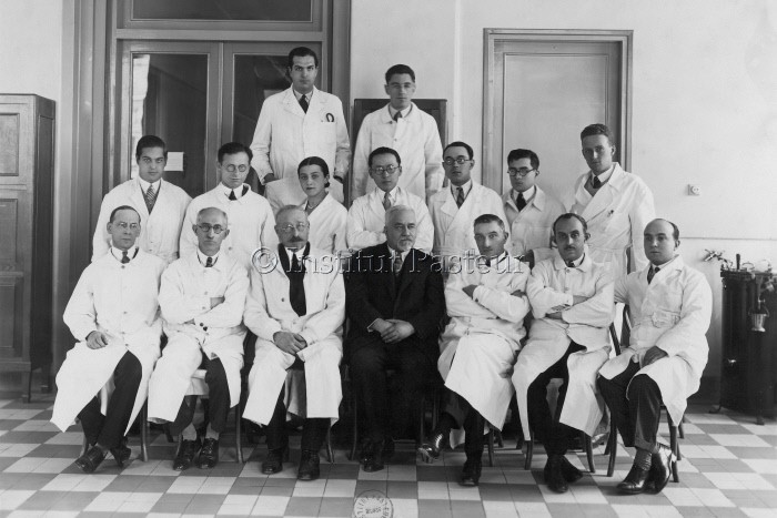 Albert Calmette (sense bata) i Camille Guérin (a la seva dreta), amb el seu equip a principis dels anys vint, quan han posat a punt la vacuna contra la tuberculosi