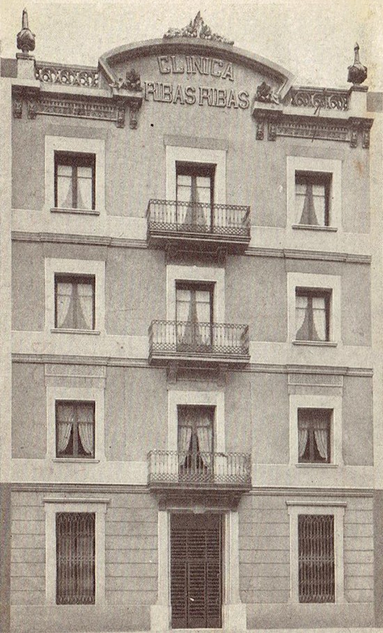 Façana de la ‘Clínica de Operaciones del Dr. E. Ribas y Ribas’ al carrer València