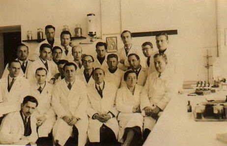 El Dr. Hulusi Behçet (1948), amb els seus col·laboradors, al centre de la primera fila.