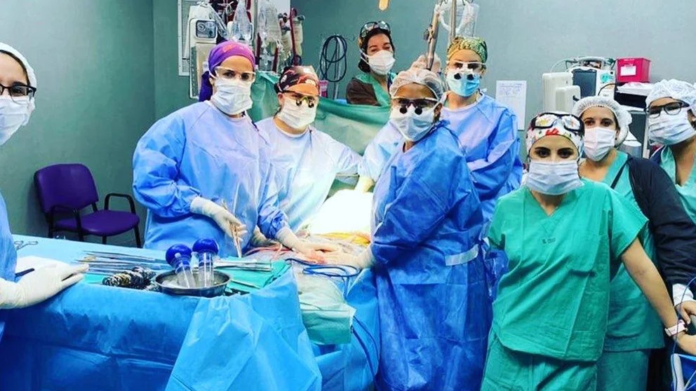 Només dones al quiròfan