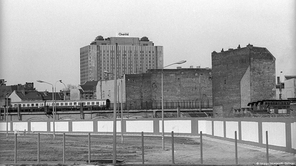 Edifici de l'hospital construït després de la IIª Guerra Mundial. Es veu part del mur de Berlin encara no destruït.