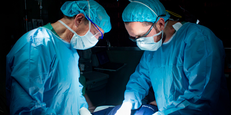 En els quiròfans, els que operen són generalment homes, i els que ajuden, l’anestesista, la instrumentista, les infermeres de quiròfan són usualment dones