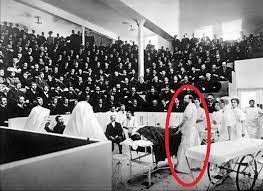 Murphy presentant una sessió al Mercy Hospital