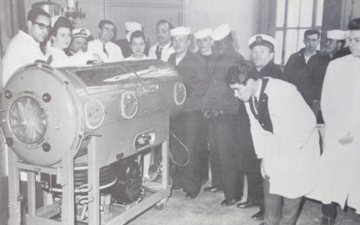 Pulmó d'acer donat per la 6ª flota dels Estats Units d'Amèrica a l'Hospital Clínic de Barcelona, 6 de febrer de 1963. Museu d'Història de la Medicina de Catalunya