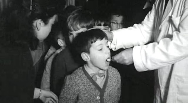 Administració de la vacuna Sabin amb un terròs de sucre