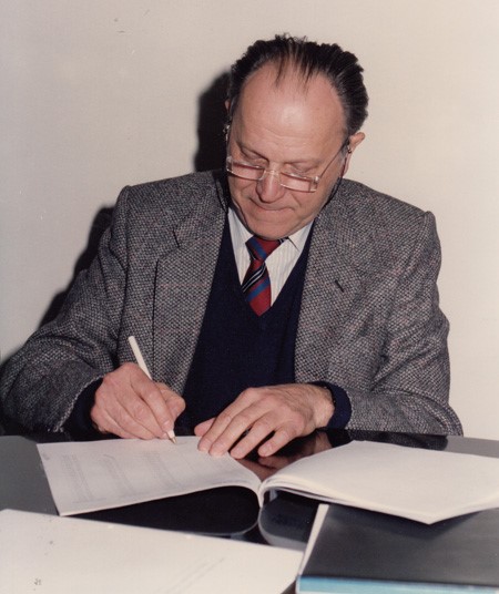 Ramon Trias i Rubiès, president del COMB, signa documents a la seu col·legial. Barcelona, c. 1989