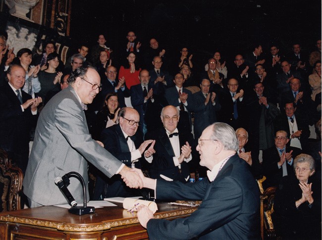 Ingrés de Ramon Trias i Rubiès com a membre numerari a la Reial Acadèmia de Medicina de Catalunya. A la taula, Miquel Bruguera, president del Col·legi de Metges, felicita el seu predecessor, Ramon Trias, amb l'aplaudiment de Josep Antoni Salvà i Jacint Corbella