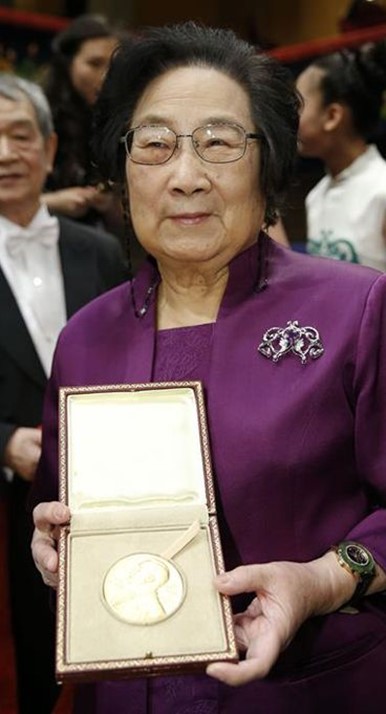 La Dra. Tu Youyou amb el premi Nobel