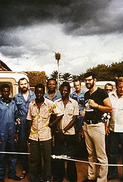 Piot, el segon per l'esquerra, el dia de l'arribada a Yambuku per fer l'estudi del brot de febre d'Ebola