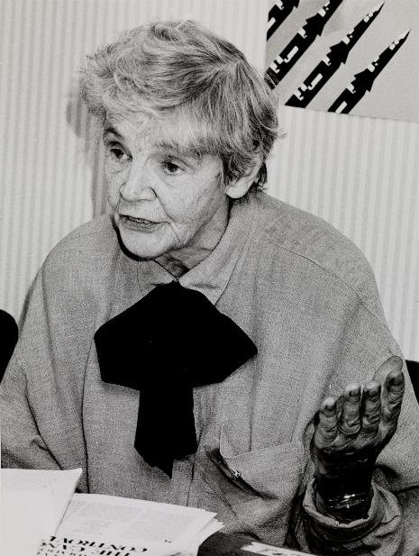 Alice Stewart el 1990 en un congrés contra l'ús de les armes nuclears i en contra de la guerra