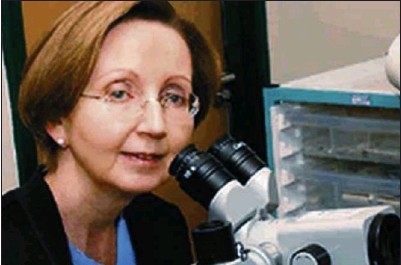 La Dra. Szarewski fent una colposcòpia