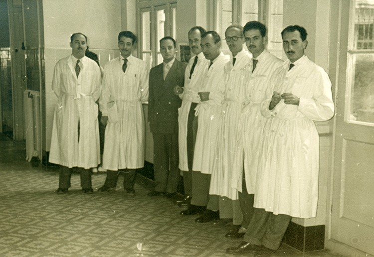 El cirurgià Joan A. Agustí i Peypoch, quart a la dreta de fotografia, amb els seus adjunts Albert Sueiras Fechtenburg i Josep Prat Cereceda, segon i primer a la dreta de la imatge, entre altres membres de l'equip de Patologia Digestiva.