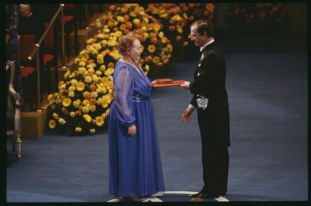 Gertrude Elion rebent el premi Nobel de mans del rei de Suècia